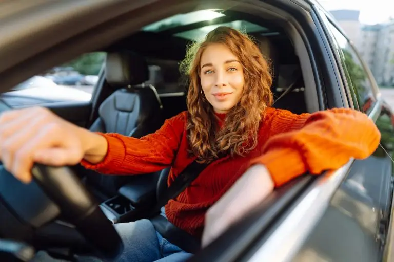 Junge Frau während der MPU-Vorbereitung im Auto – Mit individueller Unterstützung durch MPUX erfolgreich die MPU bestehen.